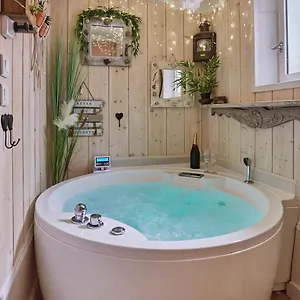 Apartment Aix Sauna Jacuzzi Balneo Privatifs Hyper Centre Historique Cour Interieur, Aix-en-Provence